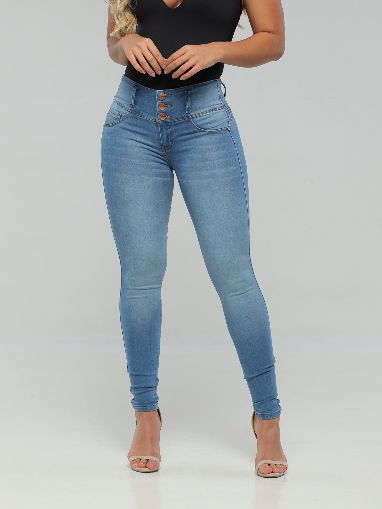 Jeans con levantamiento de glúteos CB1048 