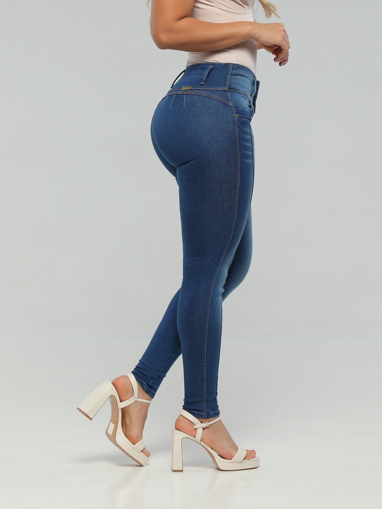 Jeans con levantamiento de glúteos CB1054 
