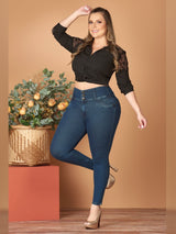 plus size colombian woman wearing dark wash skinny jeans with nude high heels and black crop blouse