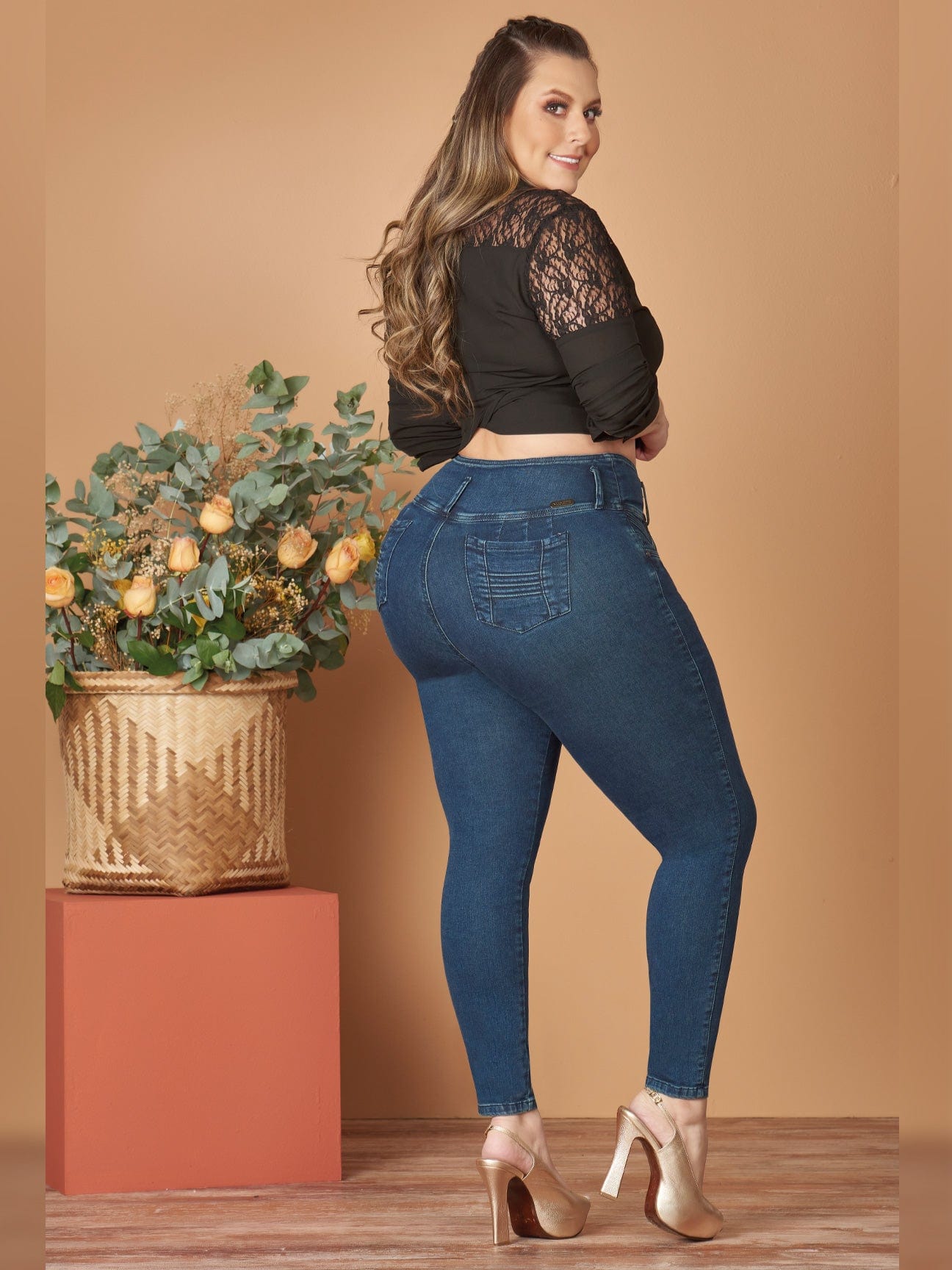 plus size colombian woman wearing butt lift jeans with black blouse and heels