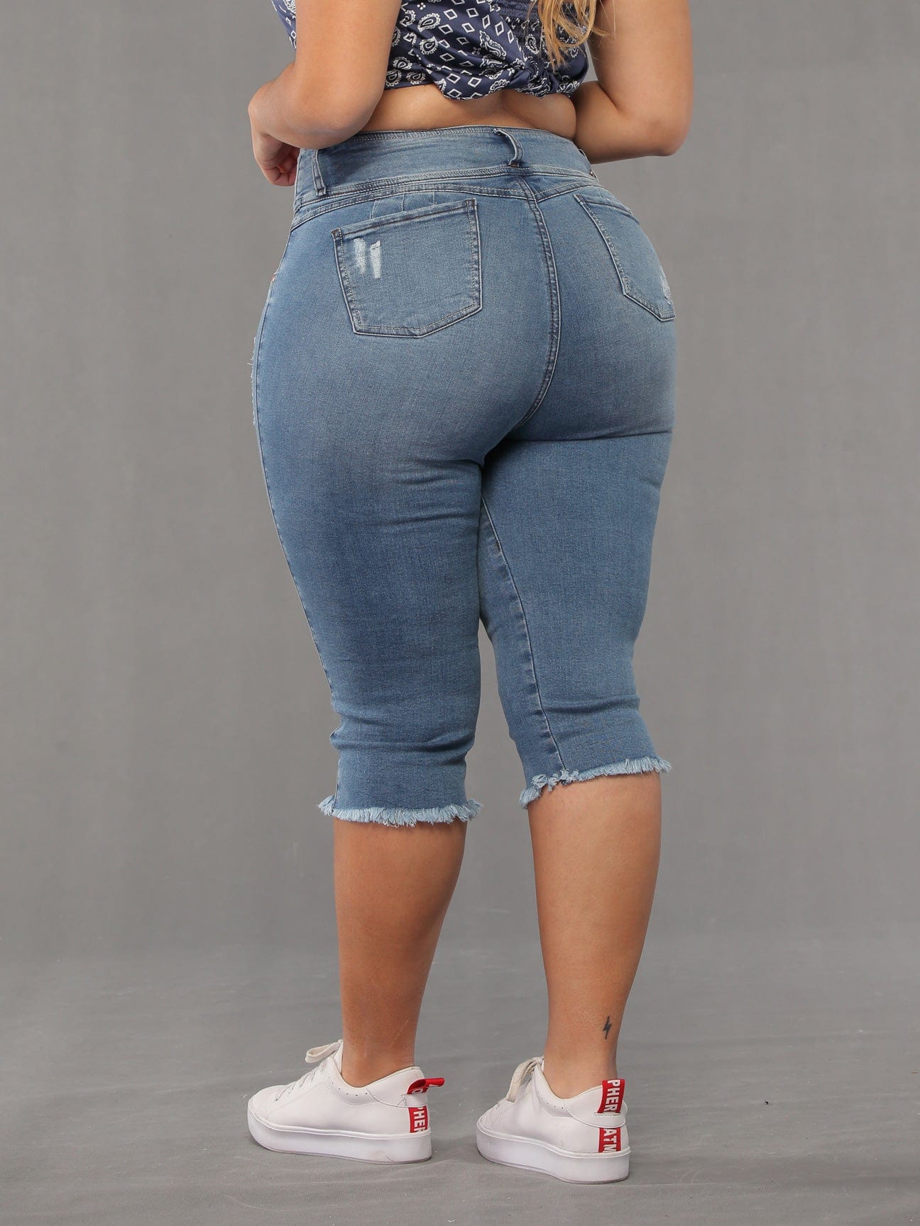 Elaine Levanta Cola Jean Capri 14189