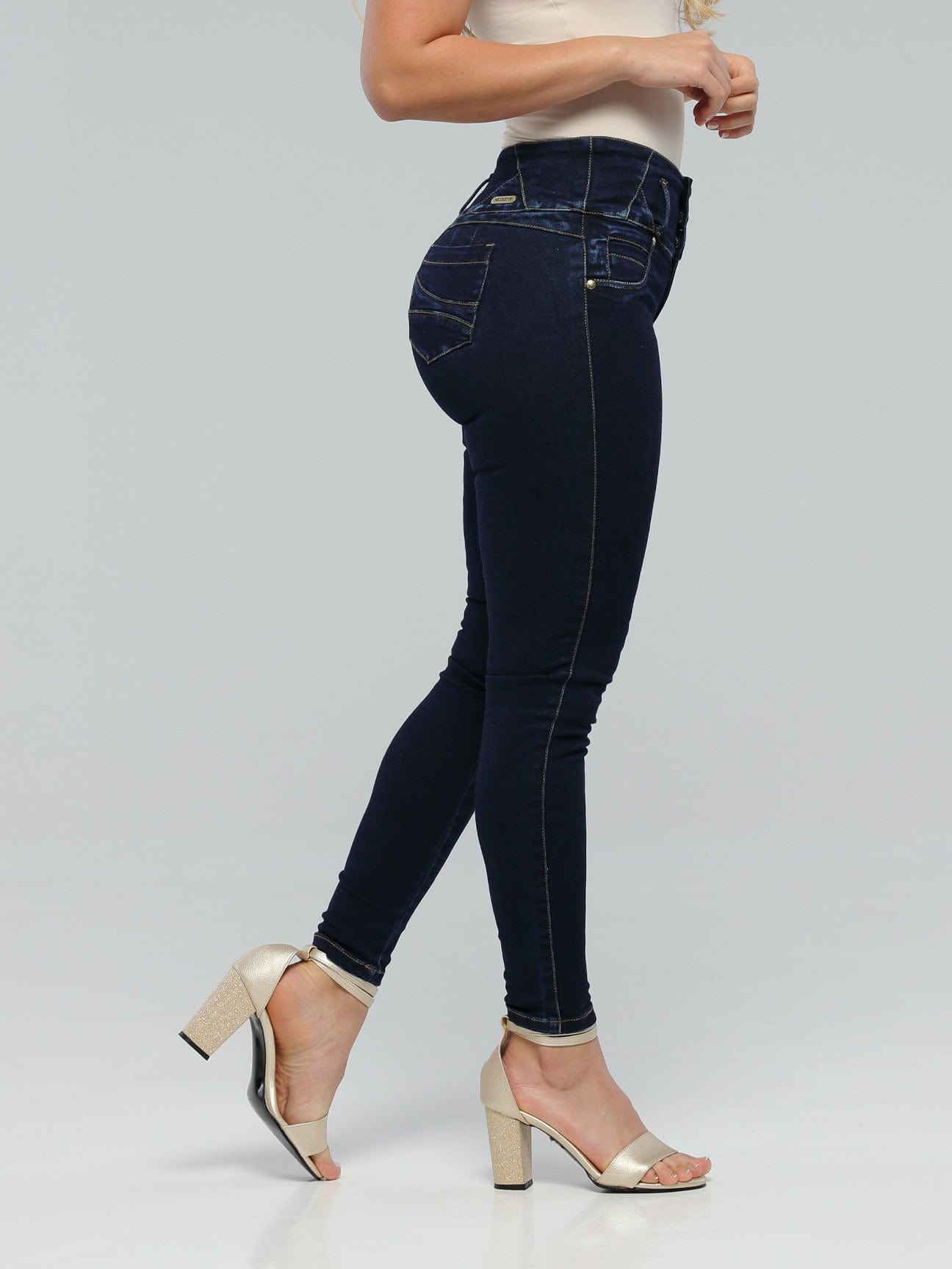 Preciosos jeans levantadores de glúteos 14250 